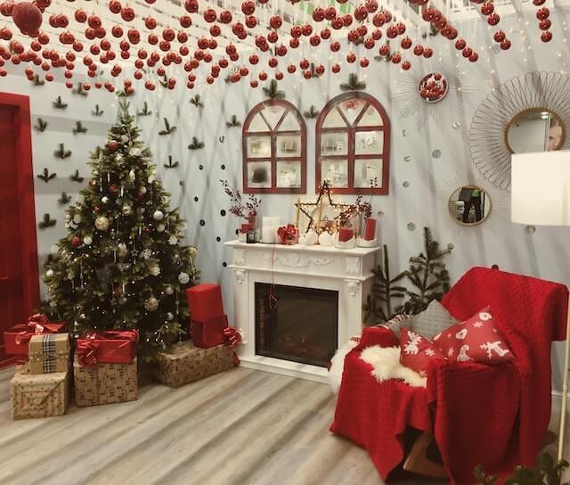 Christmas Home Painting - Spice up your Home with these 5 Unique Christmas Home Painting Ideas Christmas Home Painting, christmas living room decoration