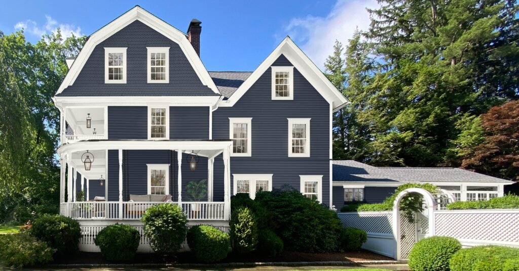 Exterior House Color Scheme - TWO-TONED EXTERIOR COLOR SCHEMES: HOW TO MAKE THEM WORK FOR YOUR HOME Exterior house color scheme Classic White and Navy Blue